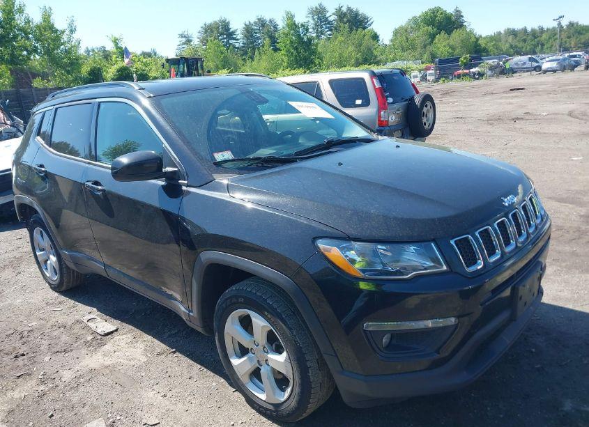2019 Jeep Compass LATITUDE 4X4 (VIN 3C4NJDBB4KT840331) main photo