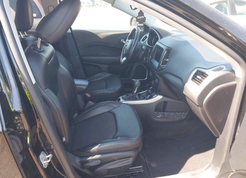 Photo 5 of 2019 Jeep Compass LATITUDE 4X4 (VIN 3C4NJDBB4KT840331)