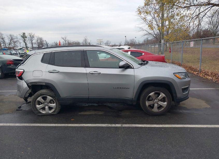 Photo 13 of 2019 Jeep Compass LATITUDE 4X4 (VIN 3C4NJDBB4KT847067)