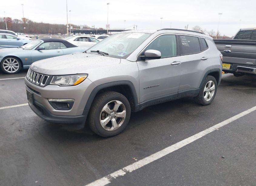 Photo 2 of 2019 Jeep Compass LATITUDE 4X4 (VIN 3C4NJDBB4KT847067)