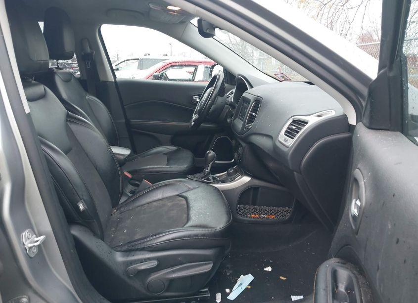 Photo 5 of 2019 Jeep Compass LATITUDE 4X4 (VIN 3C4NJDBB4KT847067)