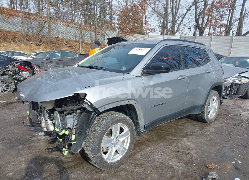 Photo 2 of 2022 Jeep Compass LATITUDE 4X4 (VIN 3C4NJDBB4NT131810)