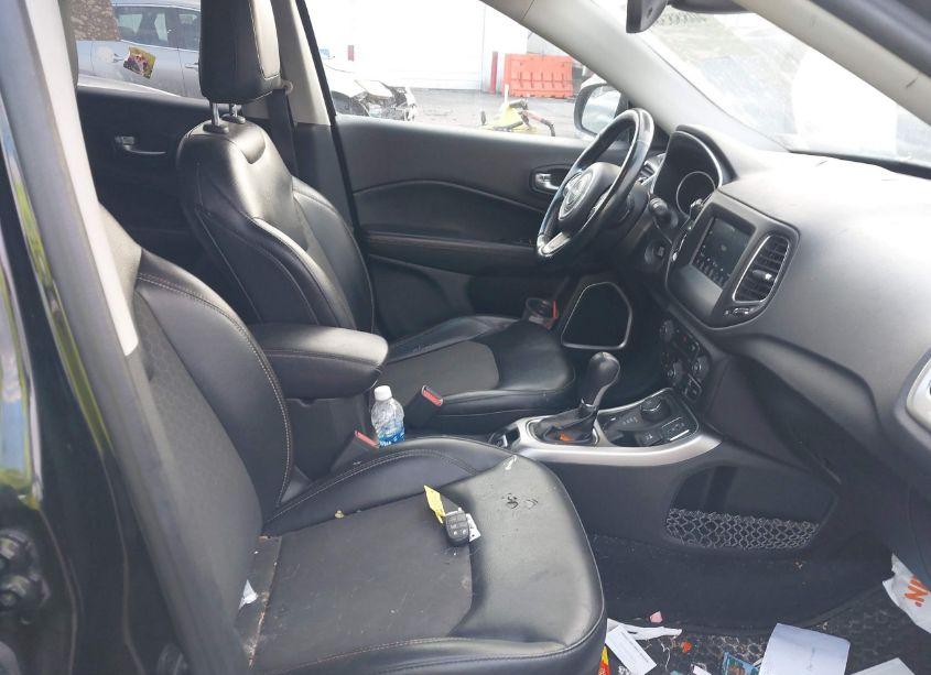 Photo 5 of 2018 Jeep Compass LATITUDE 4X4 (VIN 3C4NJDBB5JT231280)