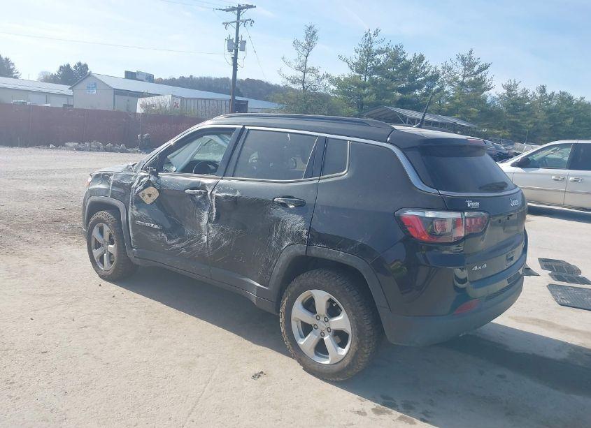 Photo 2 of 2018 Jeep Compass LATITUDE 4X4 (VIN 3C4NJDBB5JT254560)