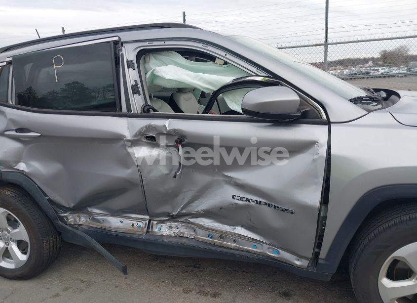 Photo 6 of 2018 Jeep Compass LATITUDE 4X4 (VIN 3C4NJDBB5JT259158)