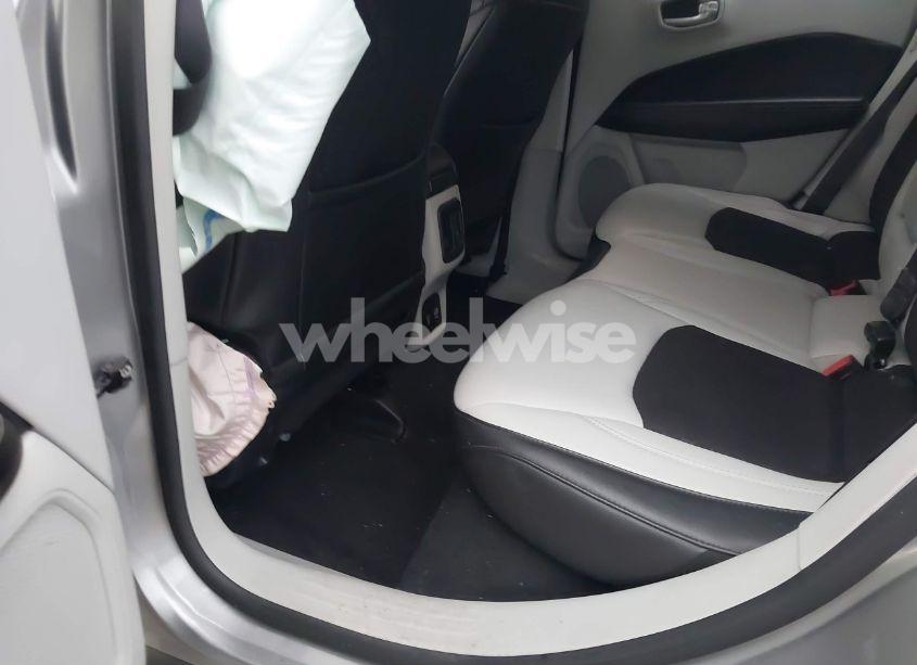 Photo 8 of 2018 Jeep Compass LATITUDE 4X4 (VIN 3C4NJDBB5JT259158)