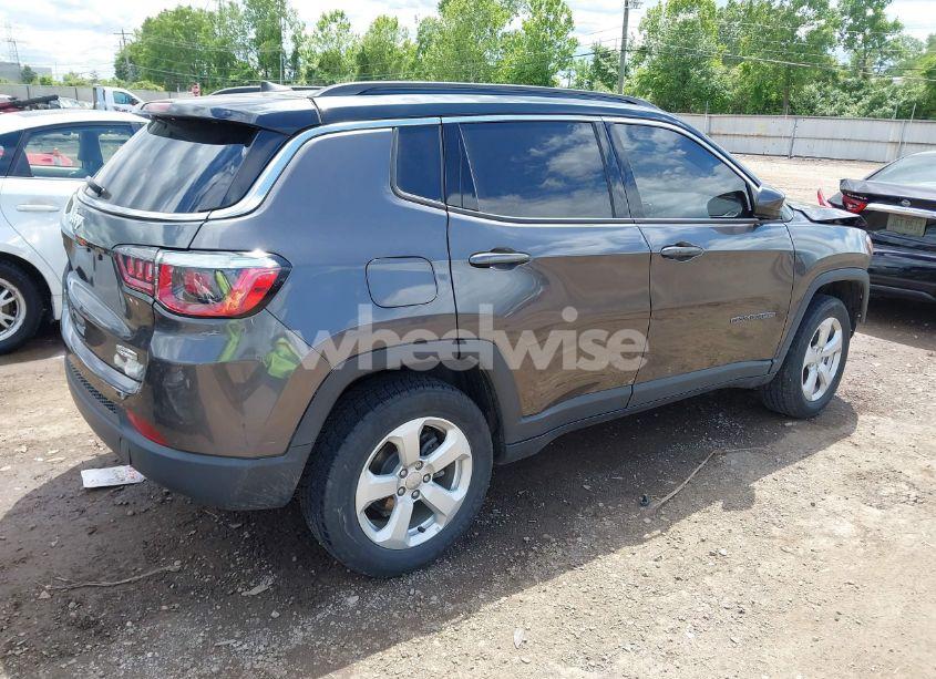 Photo 4 of 2018 Jeep Compass LATITUDE 4X4 (VIN 3C4NJDBB5JT355582)