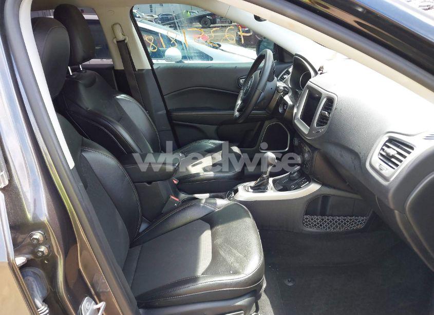 Photo 5 of 2018 Jeep Compass LATITUDE 4X4 (VIN 3C4NJDBB5JT355582)