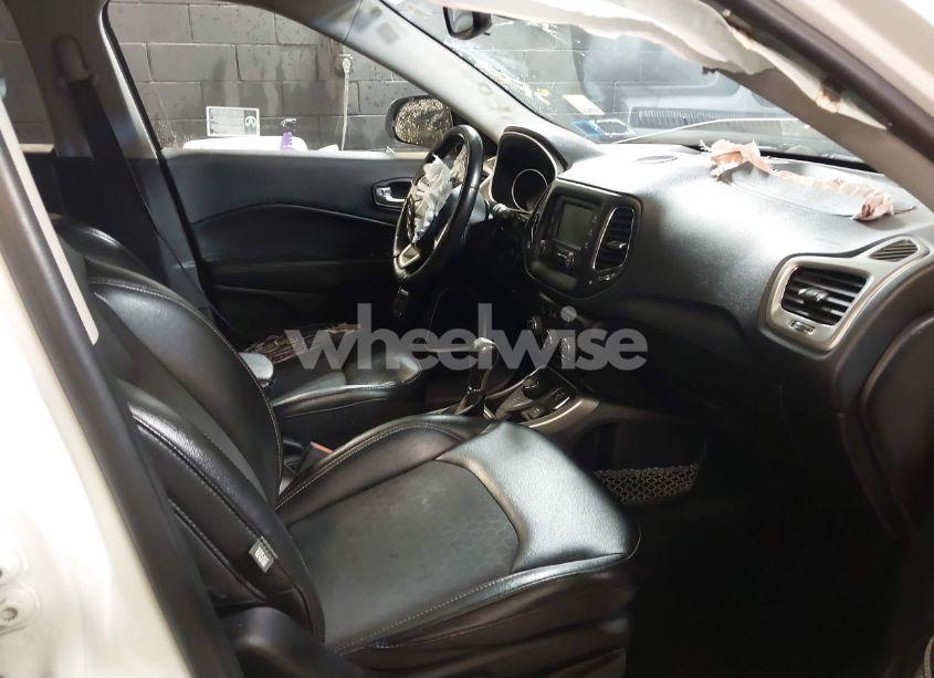 Photo 5 of 2018 Jeep Compass LATITUDE 4X4 (VIN 3C4NJDBB5JT493087)