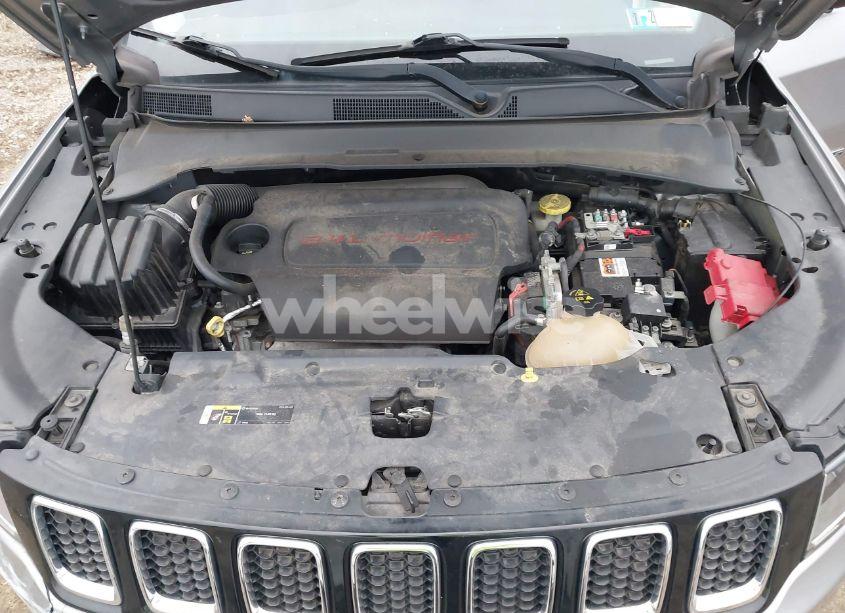 Photo 10 of 2019 Jeep Compass LATITUDE 4X4 (VIN 3C4NJDBB5KT650389)