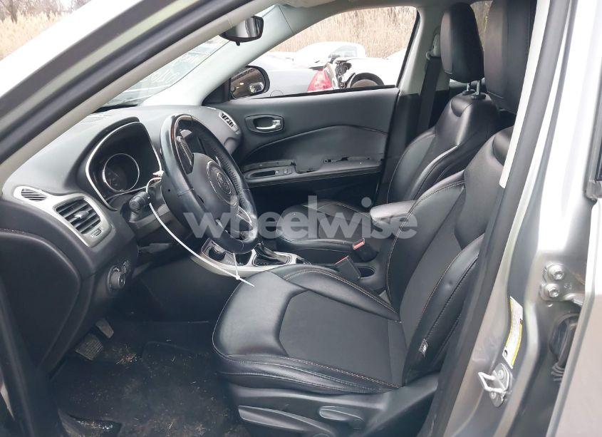 Photo 5 of 2019 Jeep Compass LATITUDE 4X4 (VIN 3C4NJDBB5KT650389)