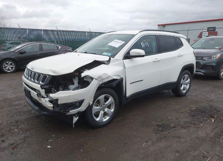 Photo 2 of 2019 Jeep Compass LATITUDE 4X4 (VIN 3C4NJDBB5KT656886)