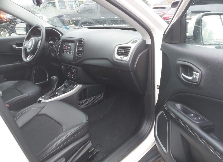 Photo 5 of 2019 Jeep Compass LATITUDE 4X4 (VIN 3C4NJDBB5KT656886)