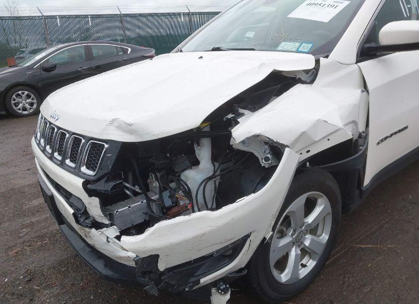 Photo 6 of 2019 Jeep Compass LATITUDE 4X4 (VIN 3C4NJDBB5KT656886)