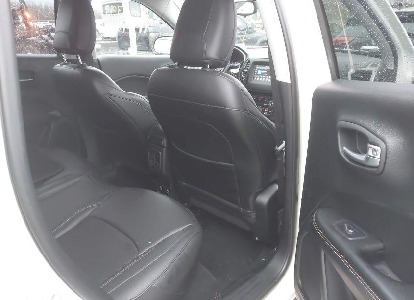 Photo 8 of 2019 Jeep Compass LATITUDE 4X4 (VIN 3C4NJDBB5KT656886)