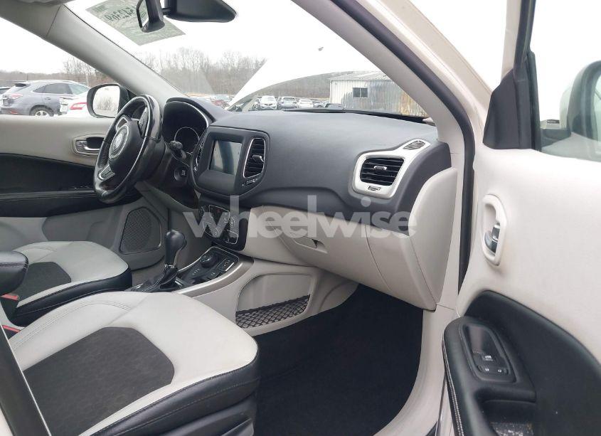 Photo 5 of 2019 Jeep Compass LATITUDE 4X4 (VIN 3C4NJDBB5KT835123)