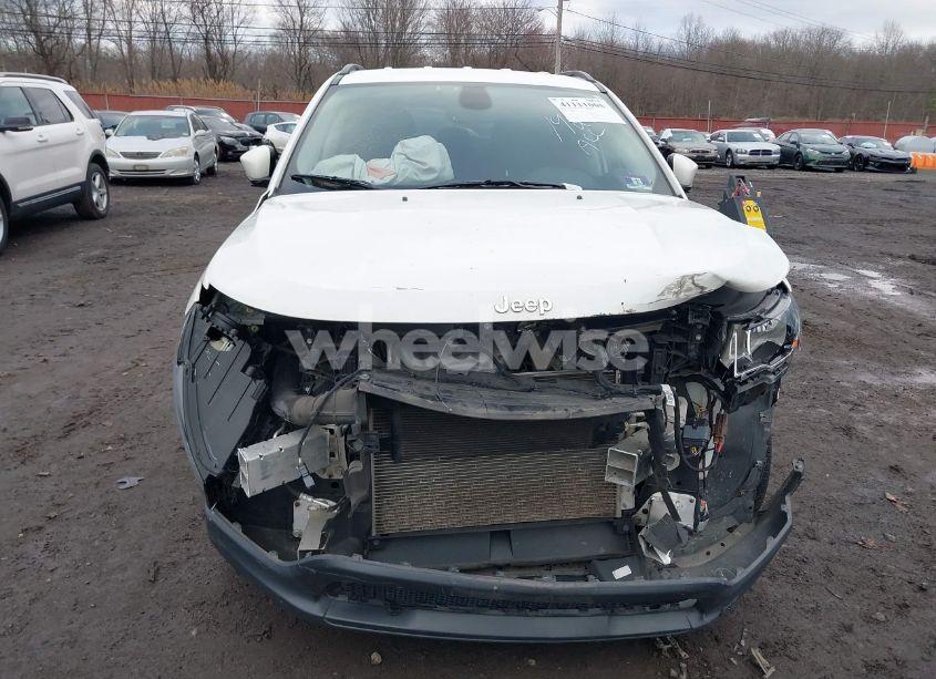 Photo 12 of 2019 Jeep Compass LATITUDE 4X4 (VIN 3C4NJDBB5KT847272)