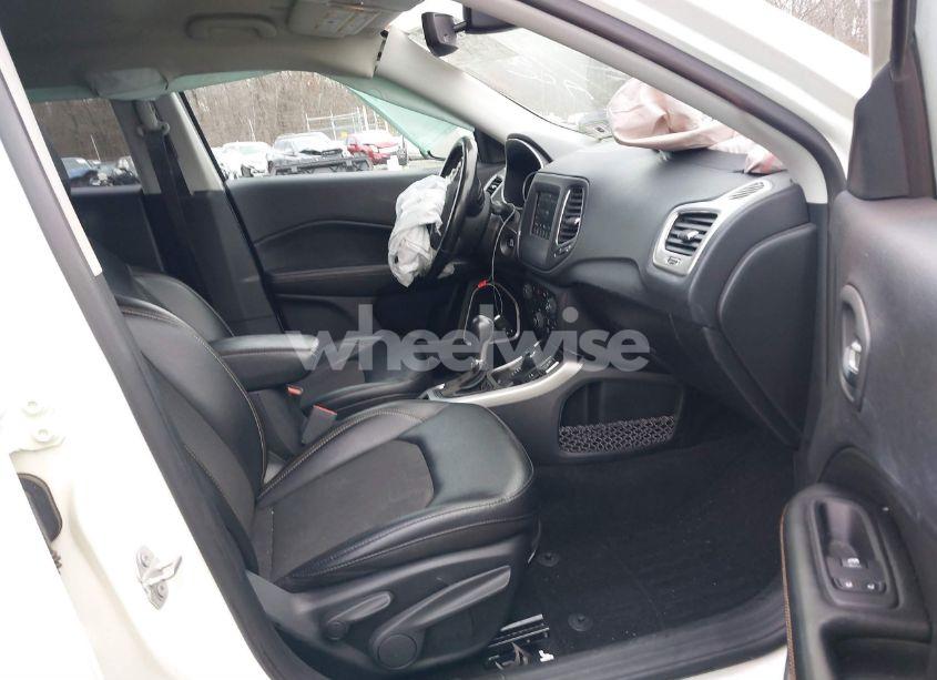 Photo 5 of 2019 Jeep Compass LATITUDE 4X4 (VIN 3C4NJDBB5KT847272)