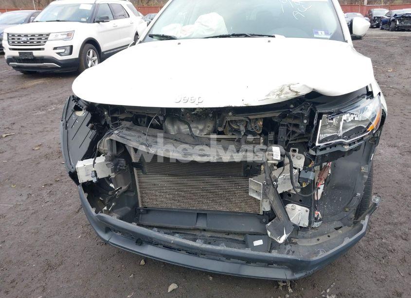 Photo 6 of 2019 Jeep Compass LATITUDE 4X4 (VIN 3C4NJDBB5KT847272)