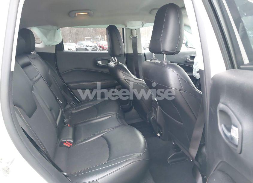 Photo 8 of 2019 Jeep Compass LATITUDE 4X4 (VIN 3C4NJDBB5KT847272)