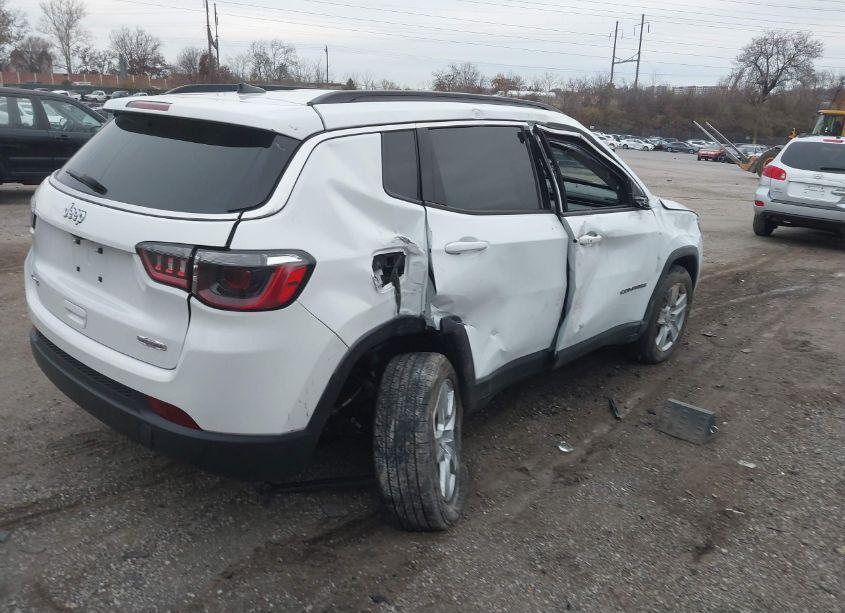 Photo 4 of 2022 Jeep Compass LATITUDE 4X4 (VIN 3C4NJDBB5NT175301)