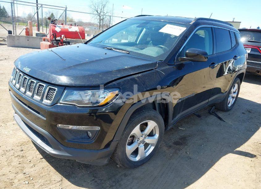 Photo 2 of 2018 Jeep Compass LATITUDE 4X4 (VIN 3C4NJDBB6JT101024)