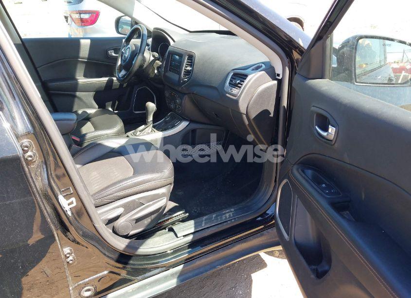 Photo 5 of 2018 Jeep Compass LATITUDE 4X4 (VIN 3C4NJDBB6JT101024)