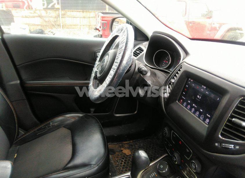 Photo 5 of 2018 Jeep Compass LATITUDE 4X4 (VIN 3C4NJDBB6JT136436)