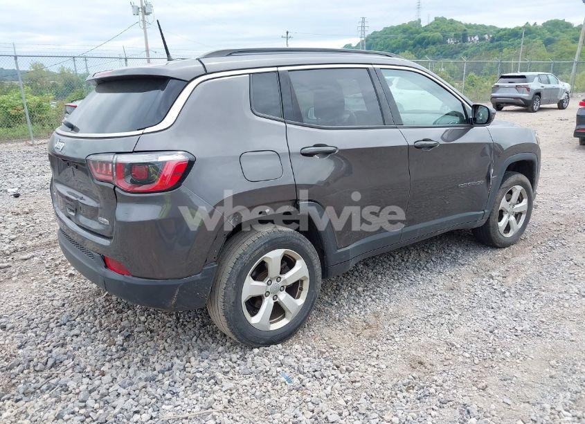 Photo 4 of 2018 Jeep Compass LATITUDE 4X4 (VIN 3C4NJDBB6JT175768)