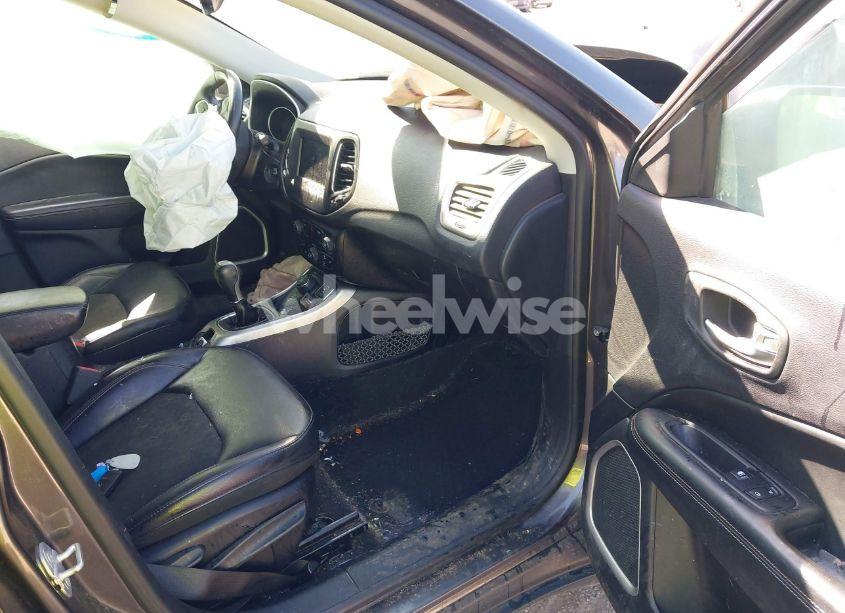 Photo 5 of 2018 Jeep Compass LATITUDE 4X4 (VIN 3C4NJDBB6JT239565)