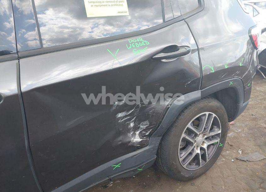 Photo 6 of 2018 Jeep Compass LATITUDE (VIN 3C4NJDBB6JT283680)