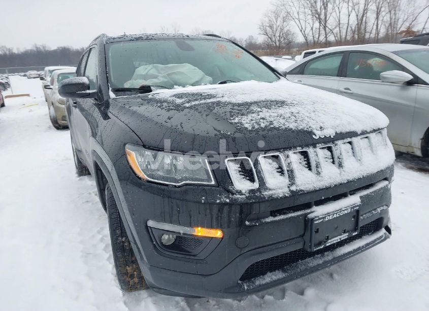 2018 Jeep Compass LATITUDE 4X4 (VIN 3C4NJDBB6JT307069) main photo