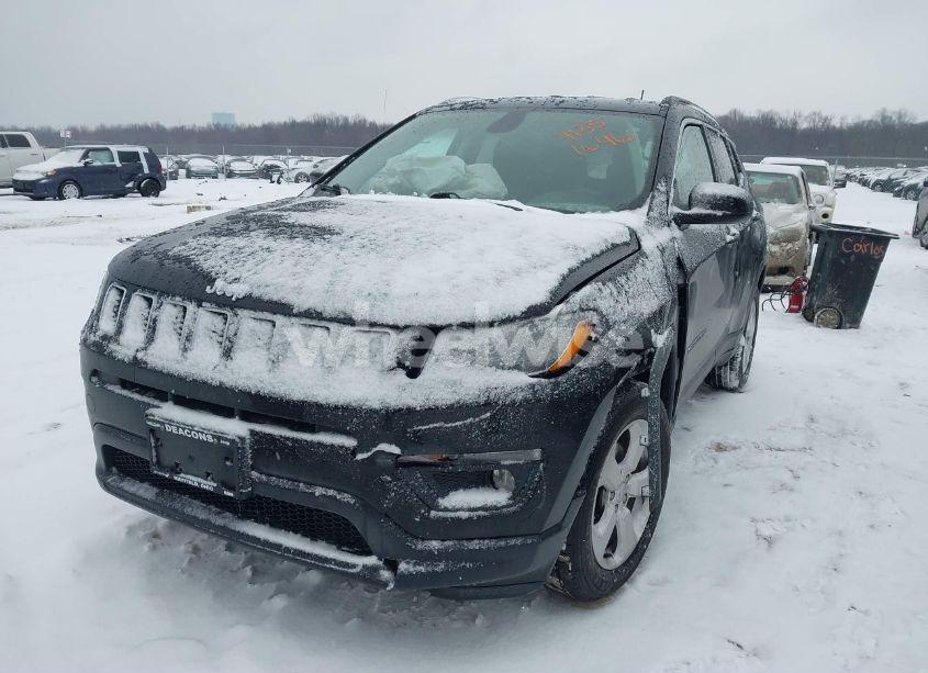 Photo 2 of 2018 Jeep Compass LATITUDE 4X4 (VIN 3C4NJDBB6JT307069)