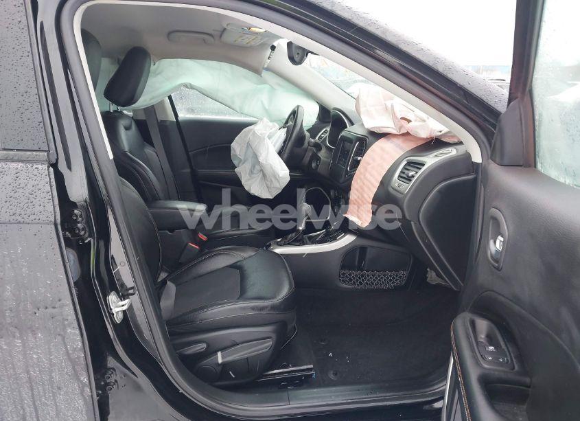 Photo 5 of 2018 Jeep Compass LATITUDE 4X4 (VIN 3C4NJDBB6JT307069)