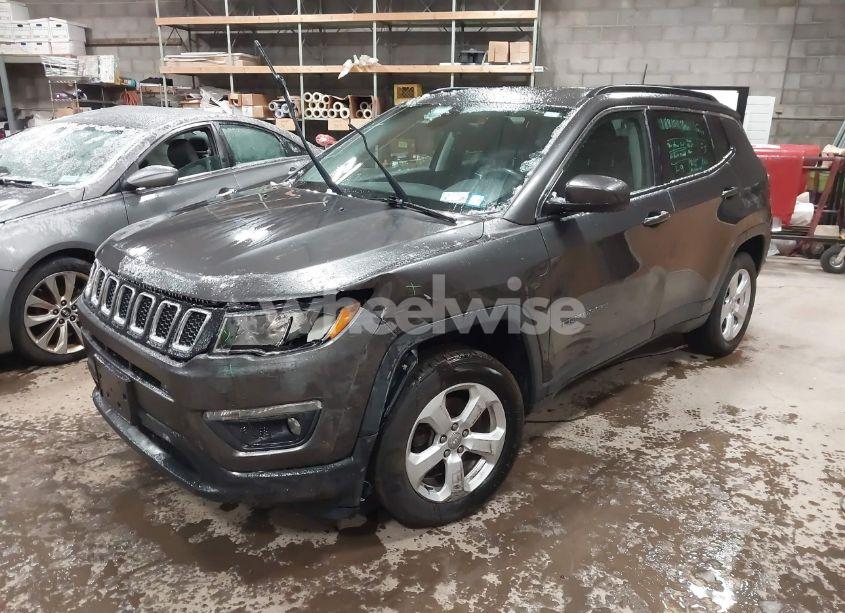 Photo 2 of 2018 Jeep Compass LATITUDE 4X4 (VIN 3C4NJDBB6JT348964)