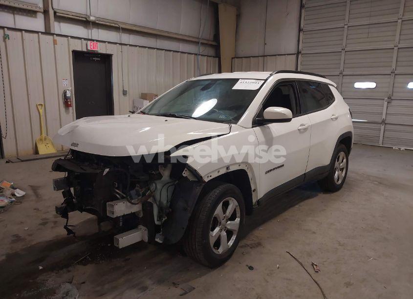 Photo 2 of 2018 Jeep Compass LATITUDE 4X4 (VIN 3C4NJDBB6JT415448)