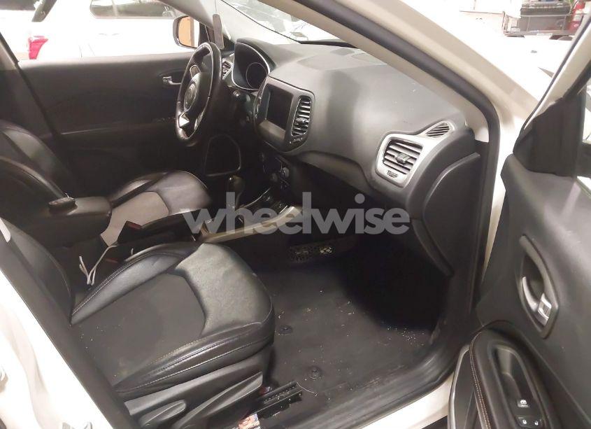 Photo 5 of 2018 Jeep Compass LATITUDE 4X4 (VIN 3C4NJDBB6JT415448)