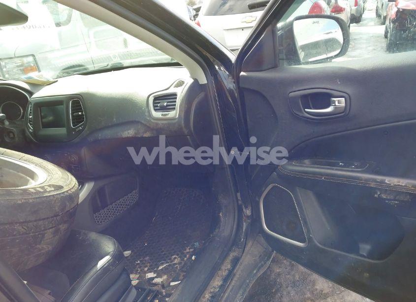 Photo 5 of 2018 Jeep Compass LATITUDE 4X4 (VIN 3C4NJDBB6JT418222)