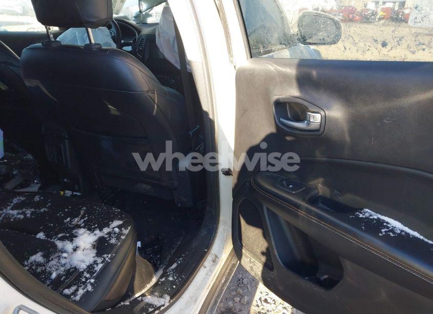 Photo 8 of 2018 Jeep Compass LATITUDE 4X4 (VIN 3C4NJDBB6JT418575)