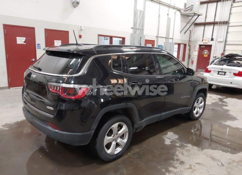 Photo 4 of 2018 Jeep Compass LATITUDE 4X4 (VIN 3C4NJDBB6JT422948)