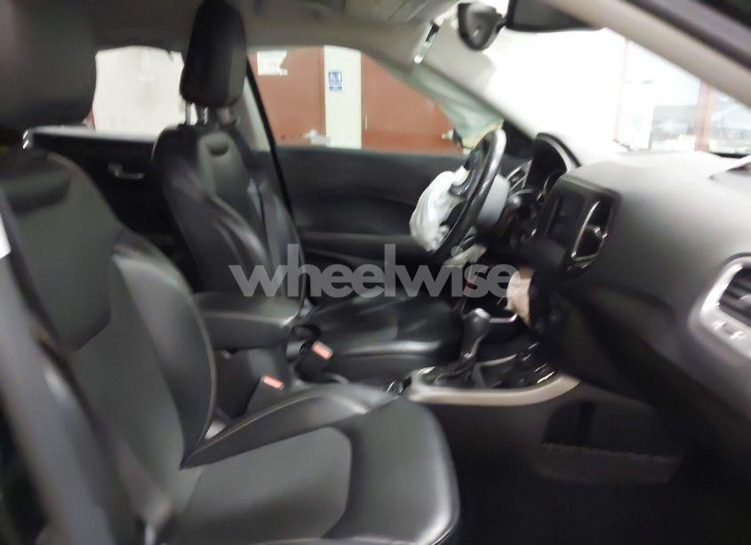 Photo 5 of 2018 Jeep Compass LATITUDE 4X4 (VIN 3C4NJDBB6JT422948)