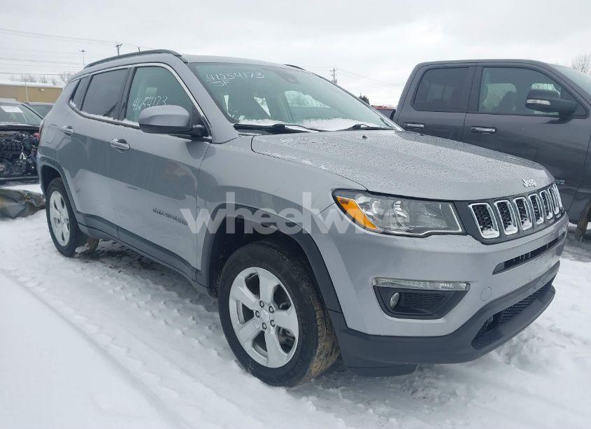 2019 Jeep Compass LATITUDE 4X4 (VIN 3C4NJDBB6KT696751) main photo