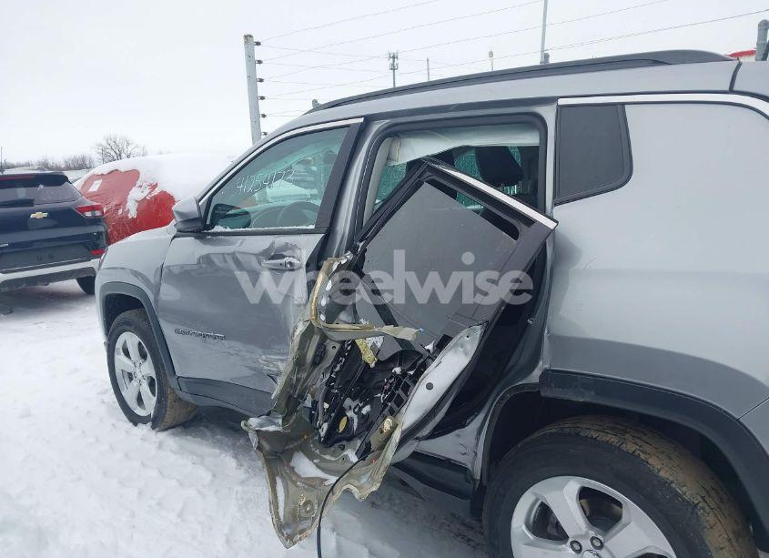 Photo 15 of 2019 Jeep Compass LATITUDE 4X4 (VIN 3C4NJDBB6KT696751)