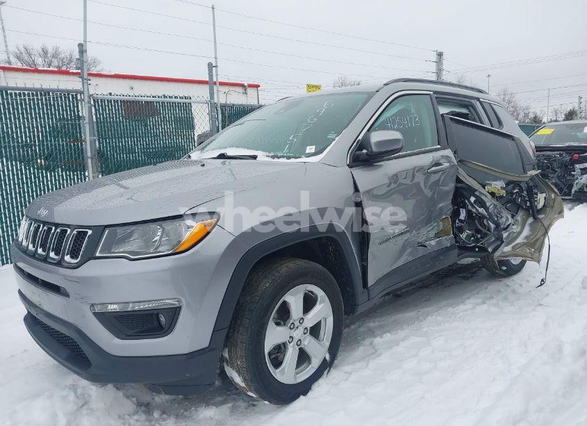 Photo 2 of 2019 Jeep Compass LATITUDE 4X4 (VIN 3C4NJDBB6KT696751)