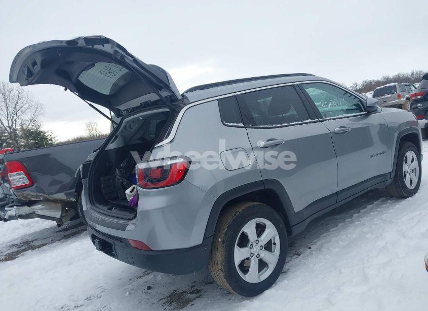 Photo 4 of 2019 Jeep Compass LATITUDE 4X4 (VIN 3C4NJDBB6KT696751)