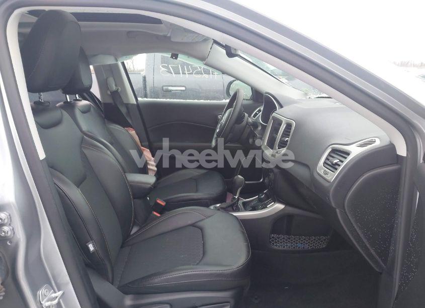 Photo 5 of 2019 Jeep Compass LATITUDE 4X4 (VIN 3C4NJDBB6KT696751)