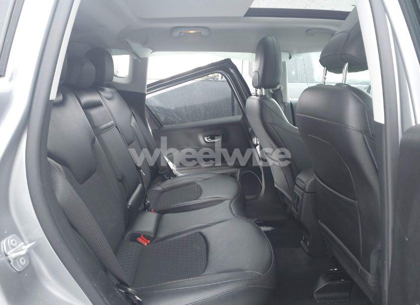 Photo 8 of 2019 Jeep Compass LATITUDE 4X4 (VIN 3C4NJDBB6KT696751)