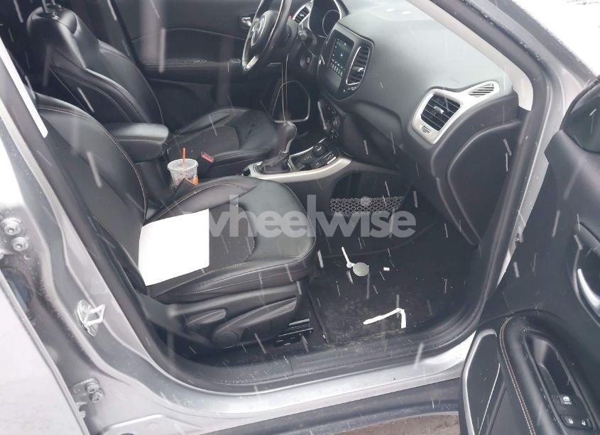 Photo 5 of 2020 Jeep Compass LATITUDE 4X4 (VIN 3C4NJDBB6LT131918)