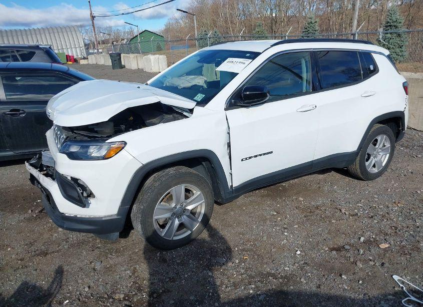 Photo 2 of 2022 Jeep Compass LATITUDE 4X4 (VIN 3C4NJDBB6NT130304)
