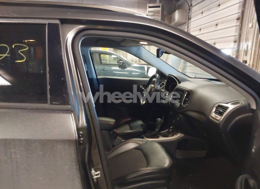 Photo 5 of 2018 Jeep Compass LATITUDE 4X4 (VIN 3C4NJDBB7JT180722)